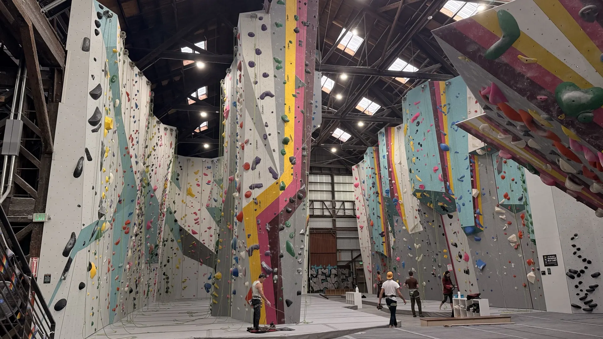 Pared de escalada en un gym